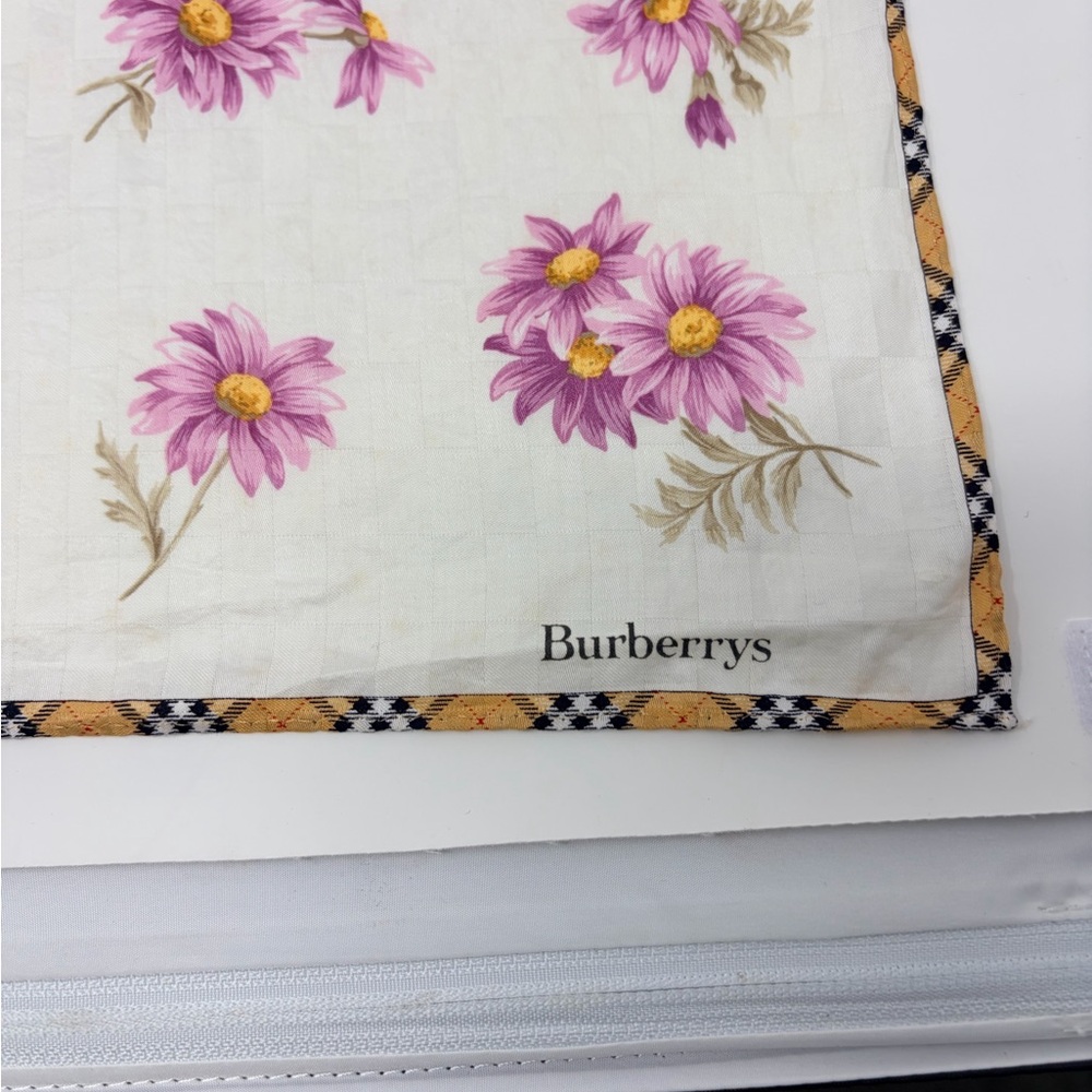 Burberry - Picture 17 of 17